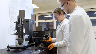 Students using the ellipsometer in a lab