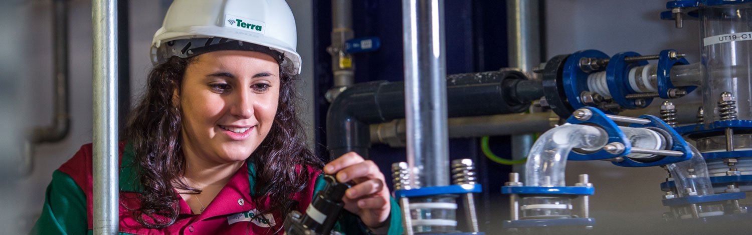 Student using chemical engineering facility