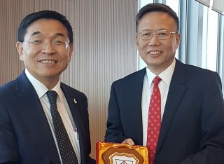 Professor Jin-Guang Teng, President of PolyU (right) presents a souvenir of PolyU’s School of Hotel and Tourism Management to Professor G.Q. Max Lu, President and Vice-Chancellor of the University of Surrey