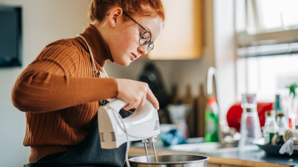 Person using an electric whisk