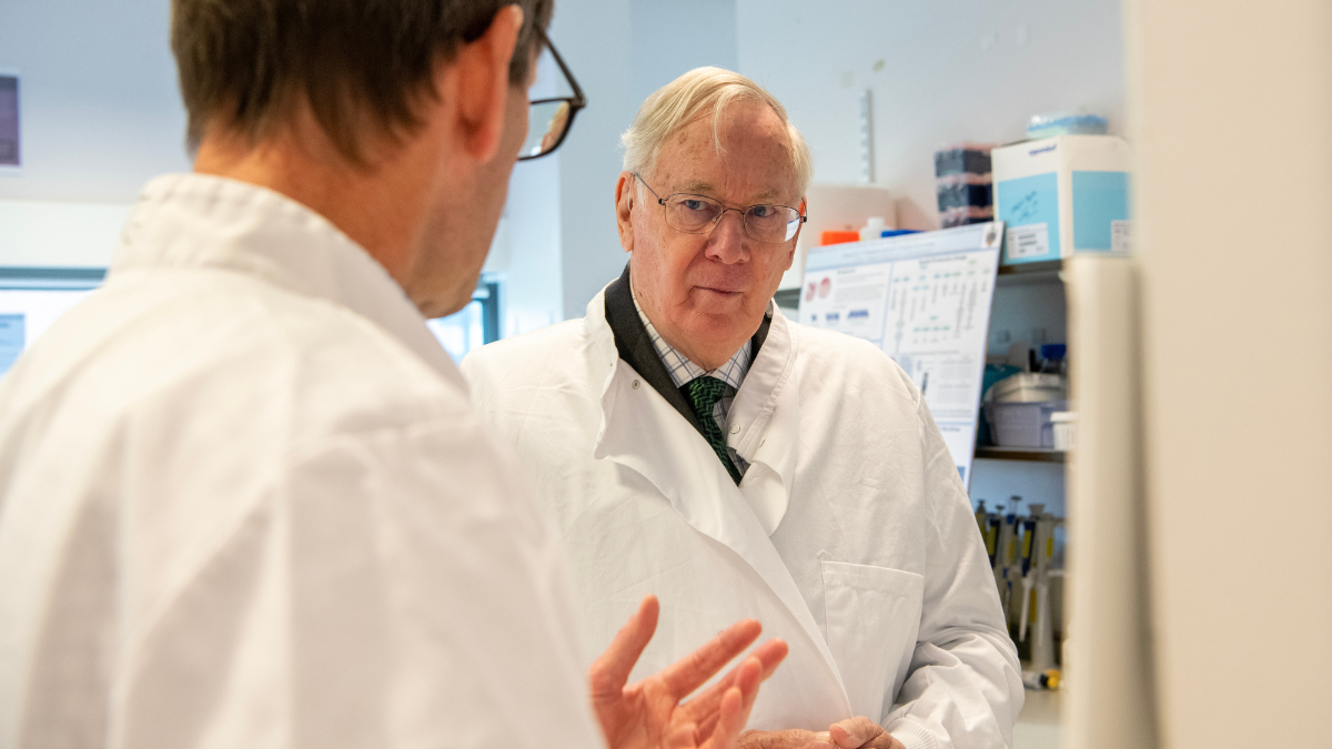 Duke of Gloucester in the cancer lab